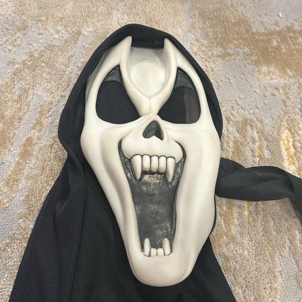 VTG Easter Unlimited Scream Ghost Face Vampire Teeth Halloween Mask glow in dark